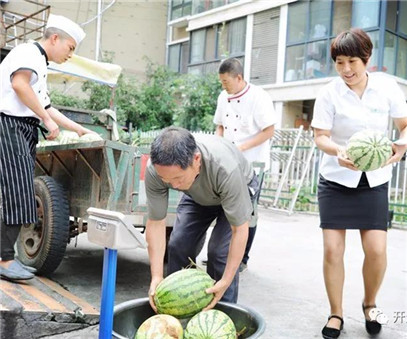買下一整車西瓜，讓瓜農(nóng)早點回家